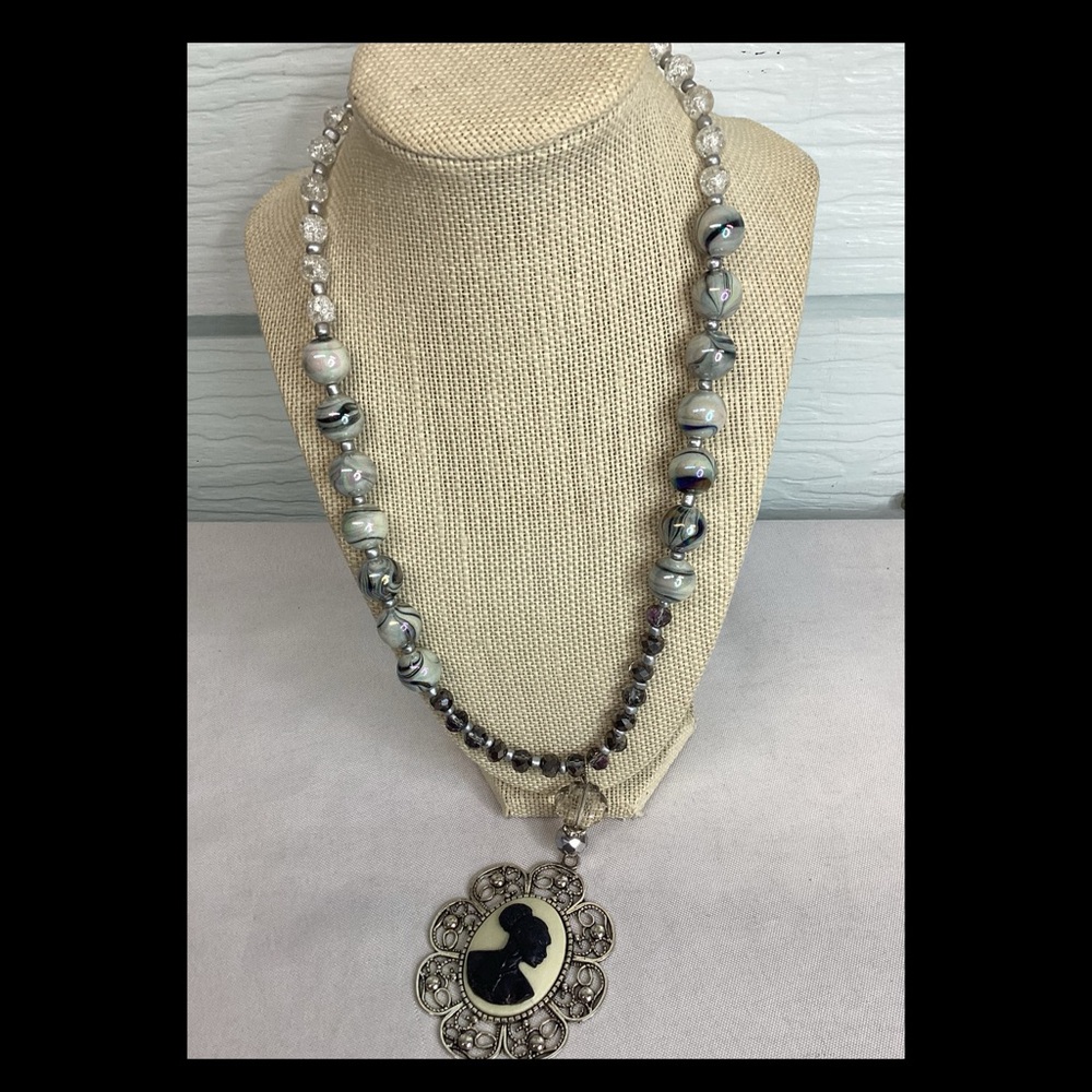 Black and Cream cameo necklace. - Picture 4 of 5
